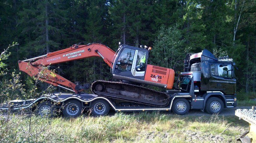 Metsäkoneyhtymä Aittamäen uusi auto pääsi ensimmäiseksi kaivinkoneen..