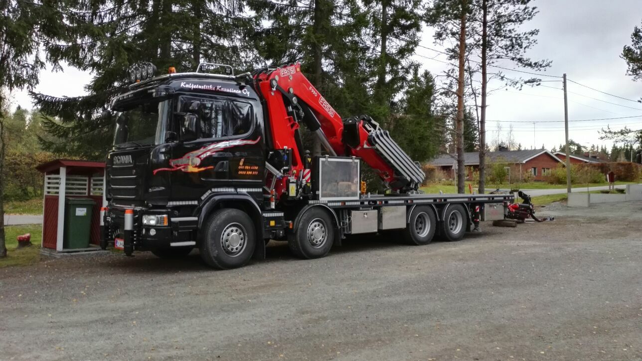 Alkusyksystä asiakkaalle luovutettu Scania R450 Fassi 990 AXP 28 asennusnosturilla.